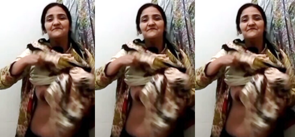 Desi Milf Showing Her Boobs Pussy