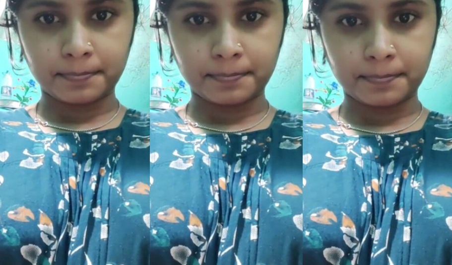 Village Bhabhi Showing Perky Boobs & Pussy