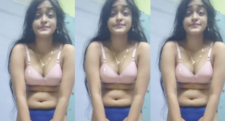 Famous Tamil Young Girl Showing Her Asshole
