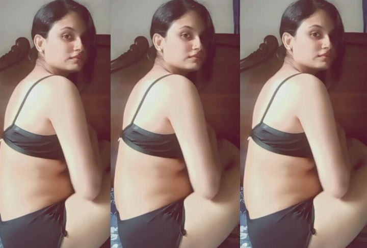 Horny Babe Showing Her Pussy Asshole
