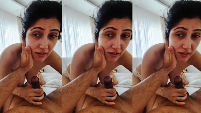 SEXY INDIAN GIRL GIVING BLOWJOB