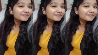 Sexy Indian Girlfriend Showing Playing With Her Boobies