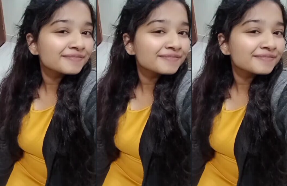 Sexy Indian Girlfriend Showing Playing With Her Boobies