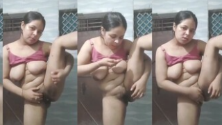 Beautiful Horny milf Showing Masturbating Pics & Video