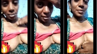 Innocent Tamil Aunty Showing On Video Call